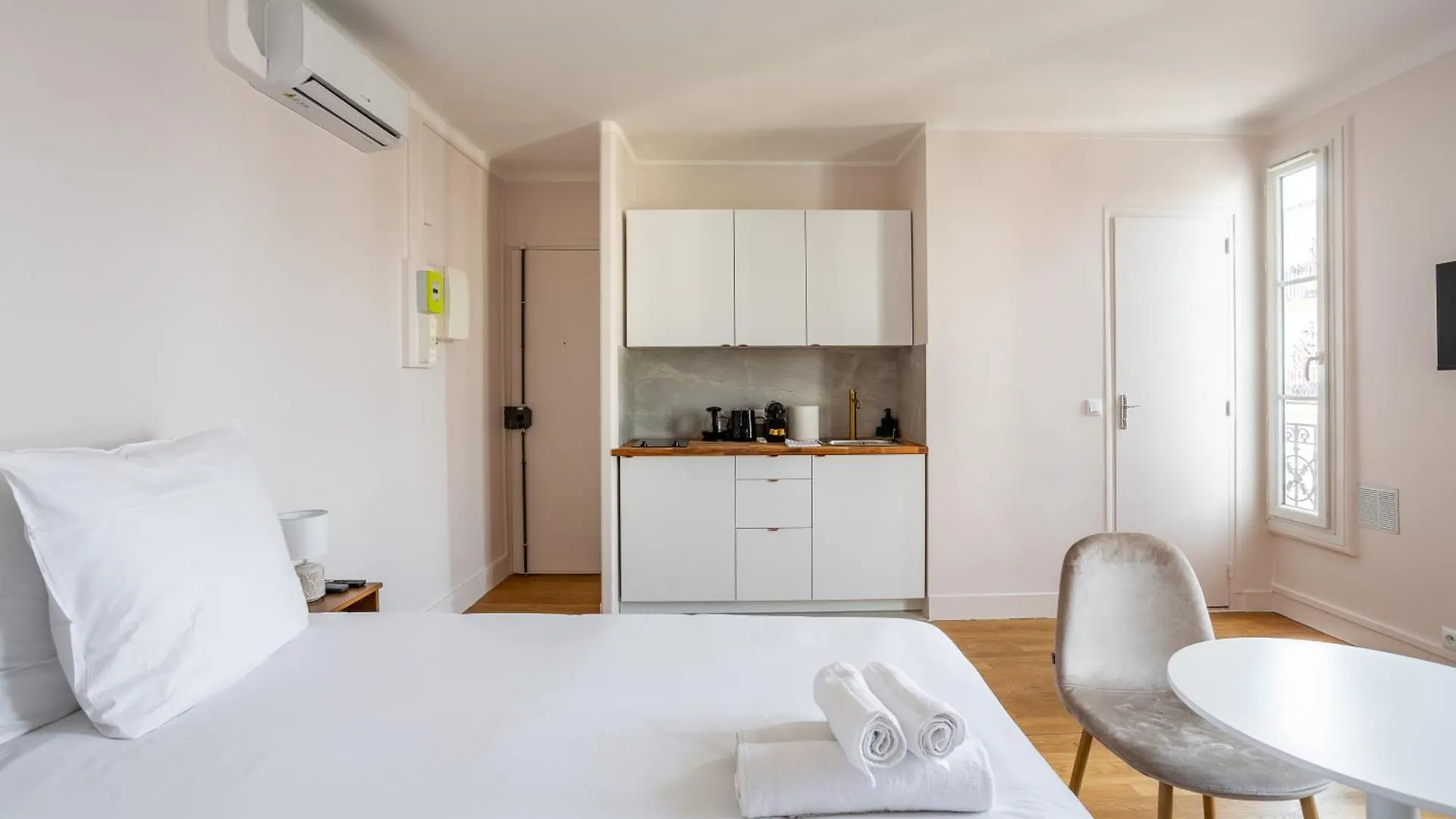 The Charming Republic Place Apartment *