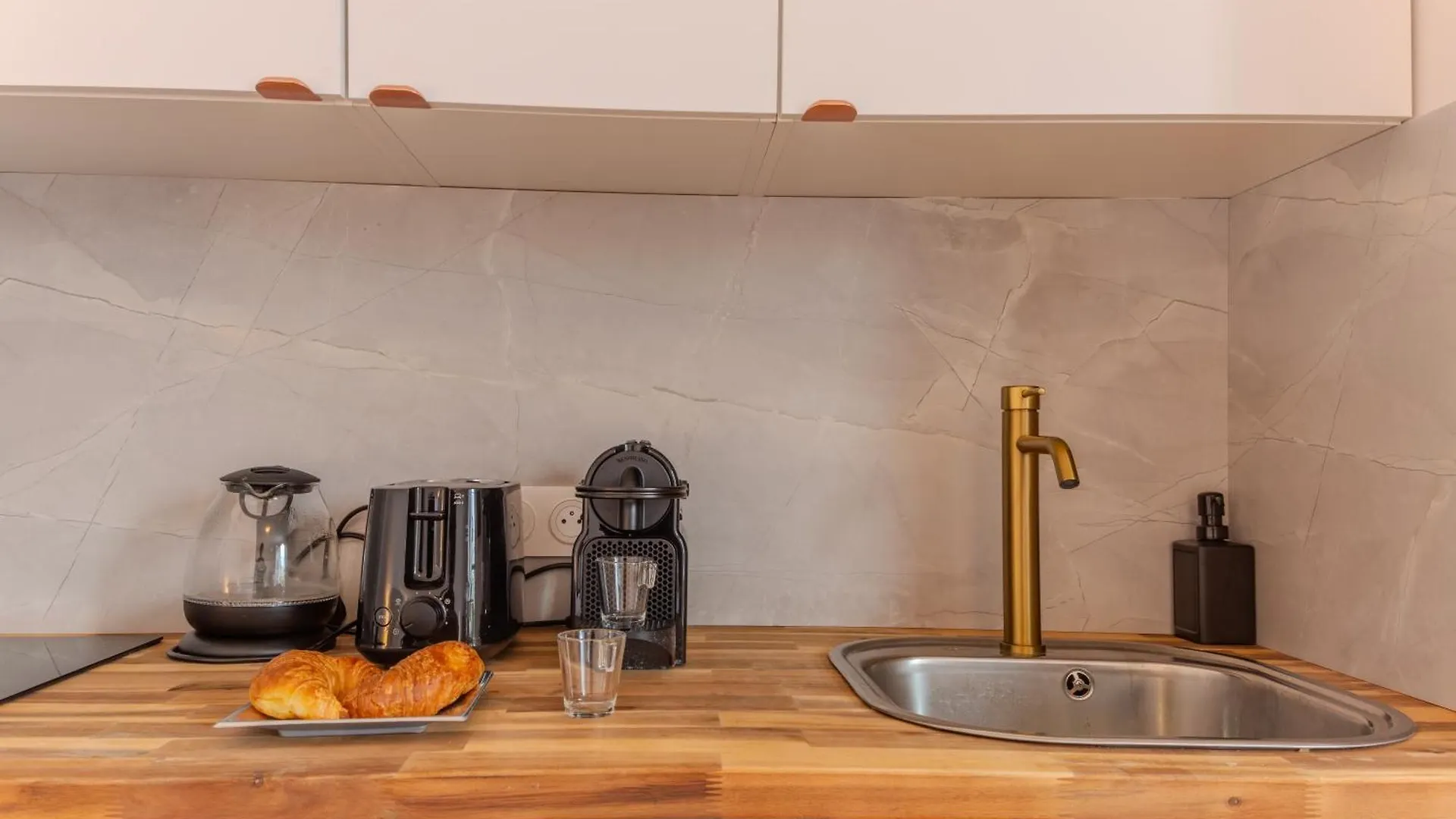 The Charming Republic Place Apartment